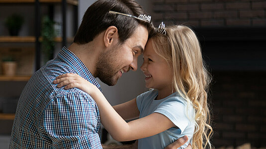 Haus-Familie-Wohnen-Serie-3-23 Vater mit Tochter