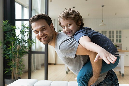 Haus-Familie-Wohnen-Serie-3-20 Vater trägt Sohn Huckepack