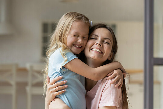 Haus-Familie-Wohnen-Serie-3-9 Mutter umarmt Tochter